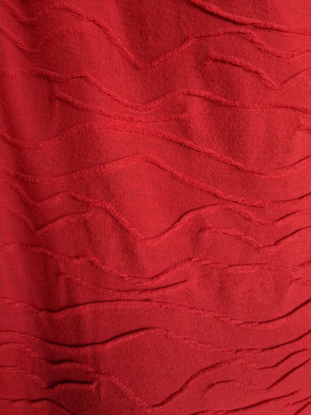 XL Flattering Red Top - Picture 2 of 9